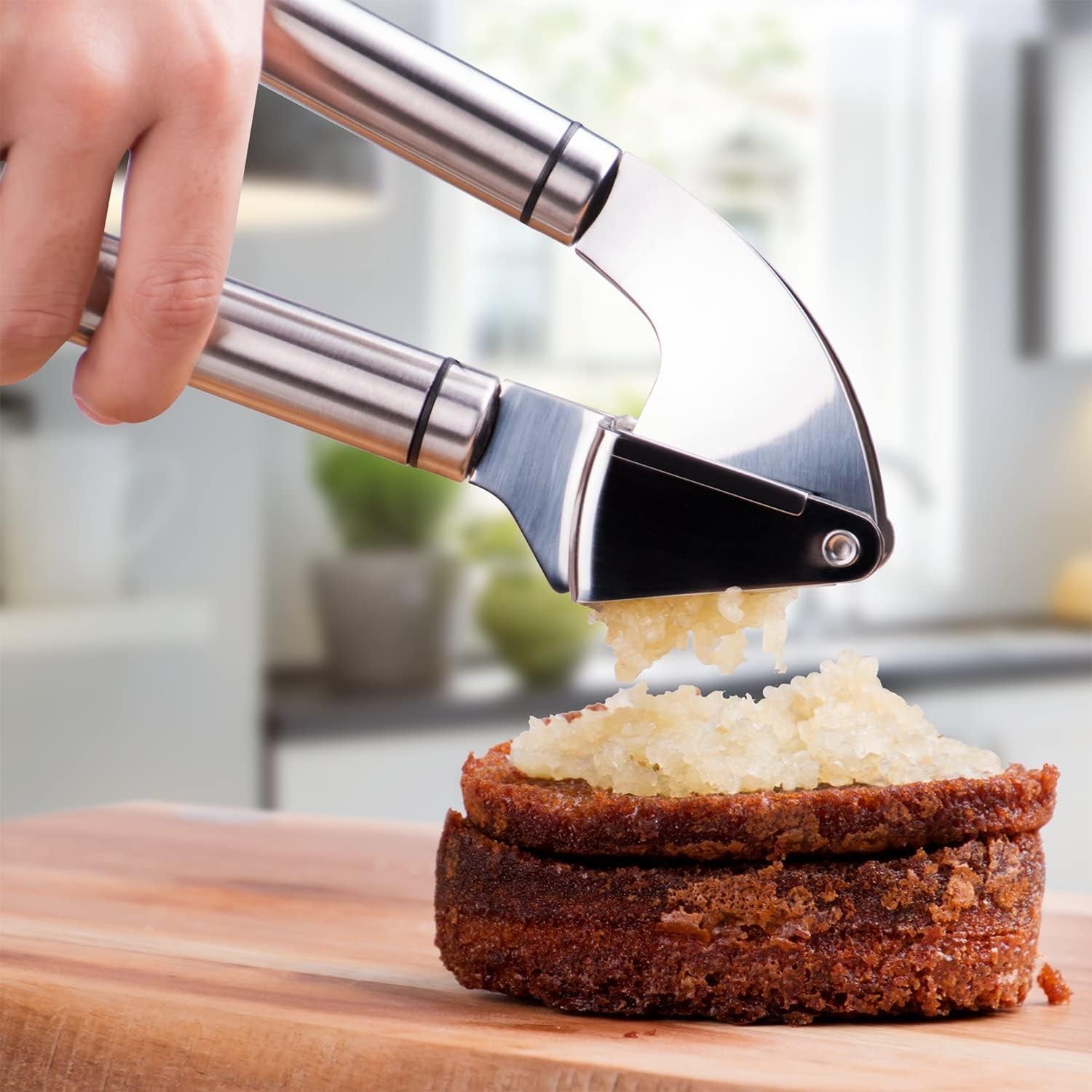 PRO Garlic Press and Silicone Garlic Peeler Set - Stainless Steel Rust Proof Garlic Mincer & Garlic Crusher for Ginger & Nuts, Garlic Roller Peeler - Easy to Squeeze and Clean, Dishwasher Safe