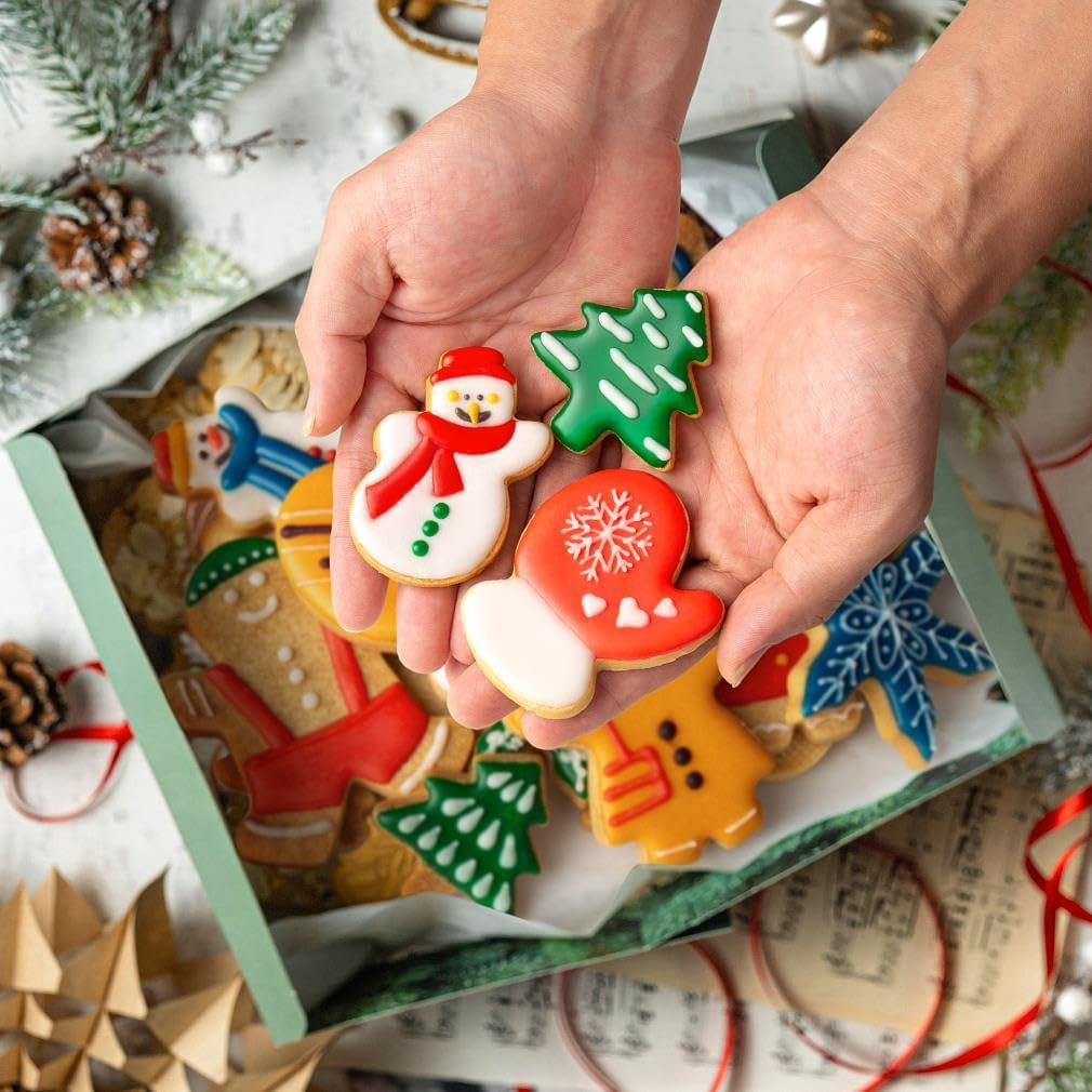 Christmas Cookie Cutter Set,18 Piece Stainless Steel Winter Christmas Cookie Cutters Shapes for Baking - Christmas Tree,Snowflake,Snowman,Gingerbread Man,Gingerbread Girl,Mitten, Silver